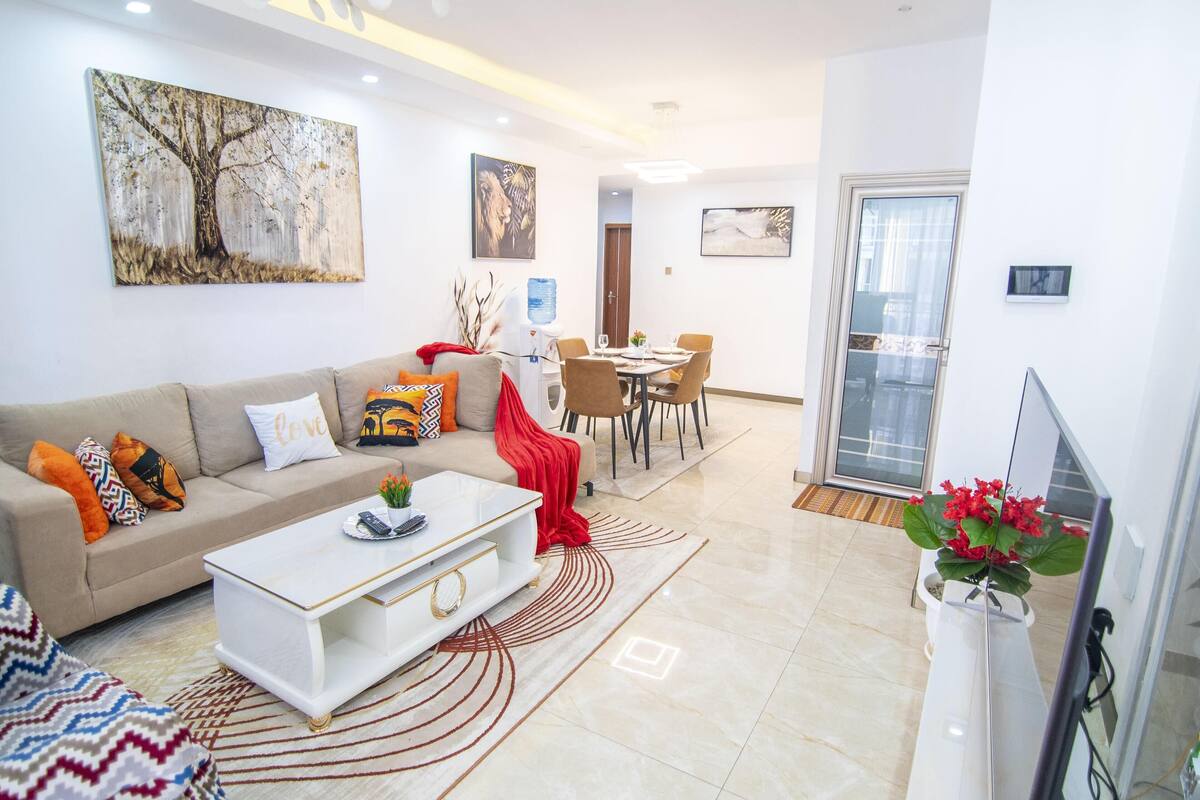 Una sala de estar moderna con un sofá, una mesa de centro y un comedor con sillas y una mesa.