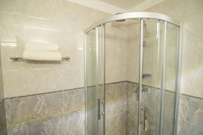 Business Apartment | Bathroom | Free toiletries, slippers - Lux Suites Silver Habor Apartments (Nairobi)