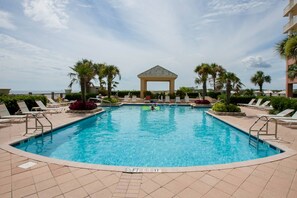 Alberca techada y alberca climatizada