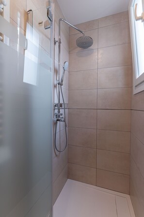 Dusche, Haartrockner, Handtücher, Seife