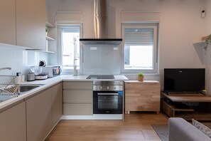 Fridge, microwave, oven, stovetop - Auténtico apt en el Centro de Madrid (Madrid)