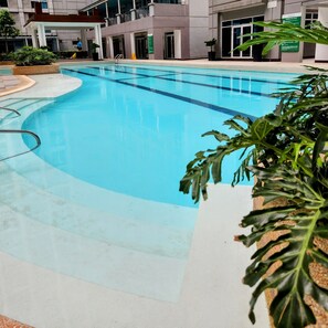 Pool - Studio with City View in Makati Near Airport (Makati)