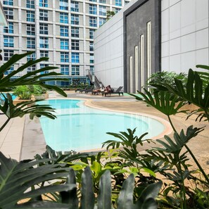 Pool - Studio with City View in Makati Near Airport (Makati)