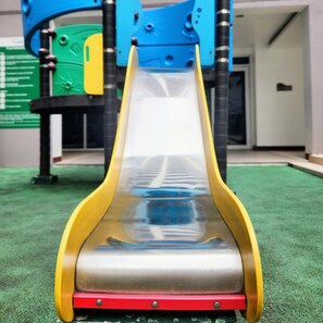 Children's area - Studio with City View in Makati Near Airport (Makati)