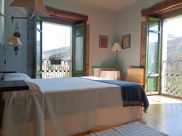 7 bedrooms, bed sheets