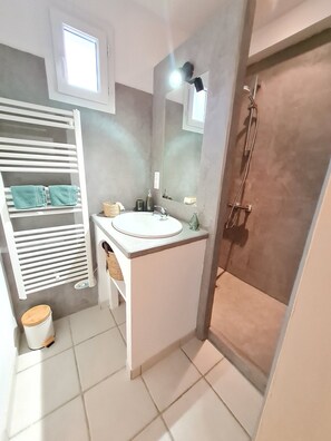 Bruser, miljøvenlige toiletartikler, hårtørrer, håndklæder