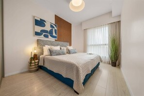 1 chambre, bureau, fer et planche à repasser, lit de bébé portatif