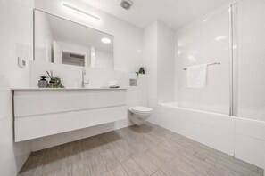 Dusj, hårføner og håndklær