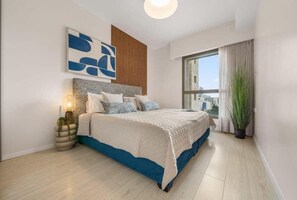 1 soverom, skrivebord, strykejern/-brett og reiseseng for barn