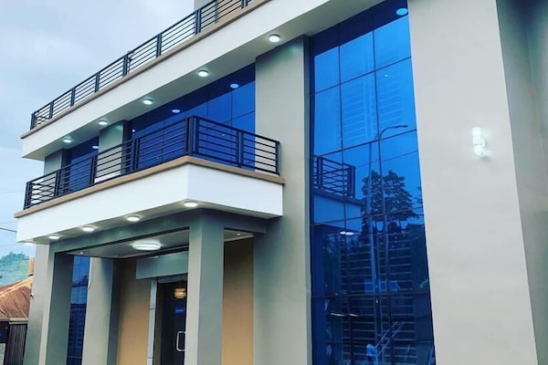 Vista frontal de la propiedad