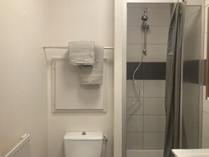 Ducha, secador de pelo, toallas, jabón