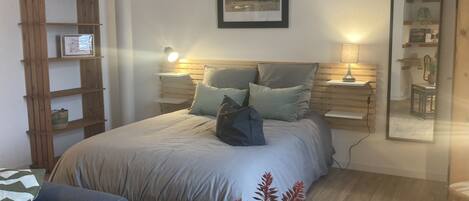 1 slaapkamer, een strijkplank/strijkijzer, wifi, beddengoed