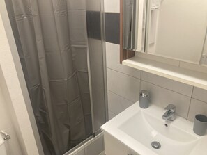Dusche, Haartrockner, Handtücher, Seife