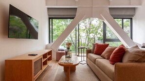 A modern living room with a sofa, coffee table, and TV. - w* | Stunning loft in Cuauhtemoc (Ciudad de México)