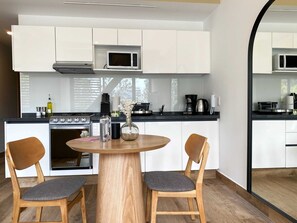 Kühlschrank, Mikrowelle, Ofen, Herdplatte