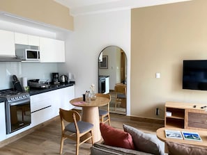Réfrigérateur, four à micro-ondes, un four, surface de cuisson