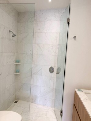 Bruser, hårtørrer, håndklæder