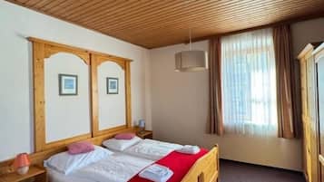 Standard double room | Badezimmer | Haartrockner, Handtücher, Seife, Shampoo