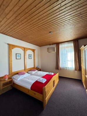 Standard double room | Bad | Hårføner, håndklær, såpe og sjampo