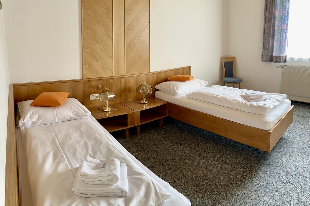 Escritorio, wifi gratis y ropa de cama