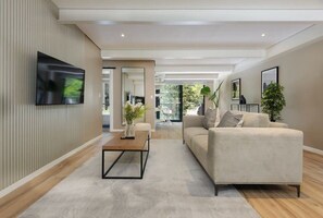 Een televisie en een kantoor