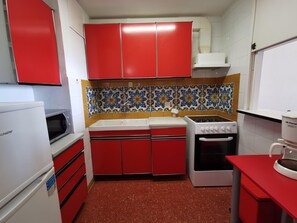 Een koelkast, een magnetron, een oven, een broodrooster
