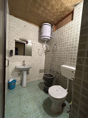Deluxe Suite | Bathroom - The Iceland Hotel Srinagar (Srinagar)