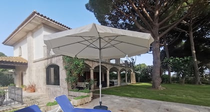 Luxury Beachside Villa with Pool, 100m from S’Agaró Beach