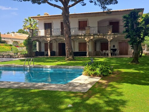Villa de Luxe à 100m de la Plage avec Piscine, 4 Chambres, 4 Salles de Bain, Jardin et Garage
