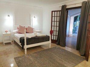 4 bedrooms, free WiFi, bed sheets, wheelchair access