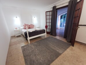 4 bedrooms, free WiFi, bed sheets, wheelchair access