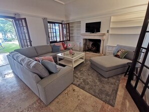 Televisión y chimenea 