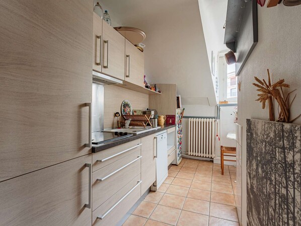 Fridge, stovetop, dishwasher, coffee/tea maker