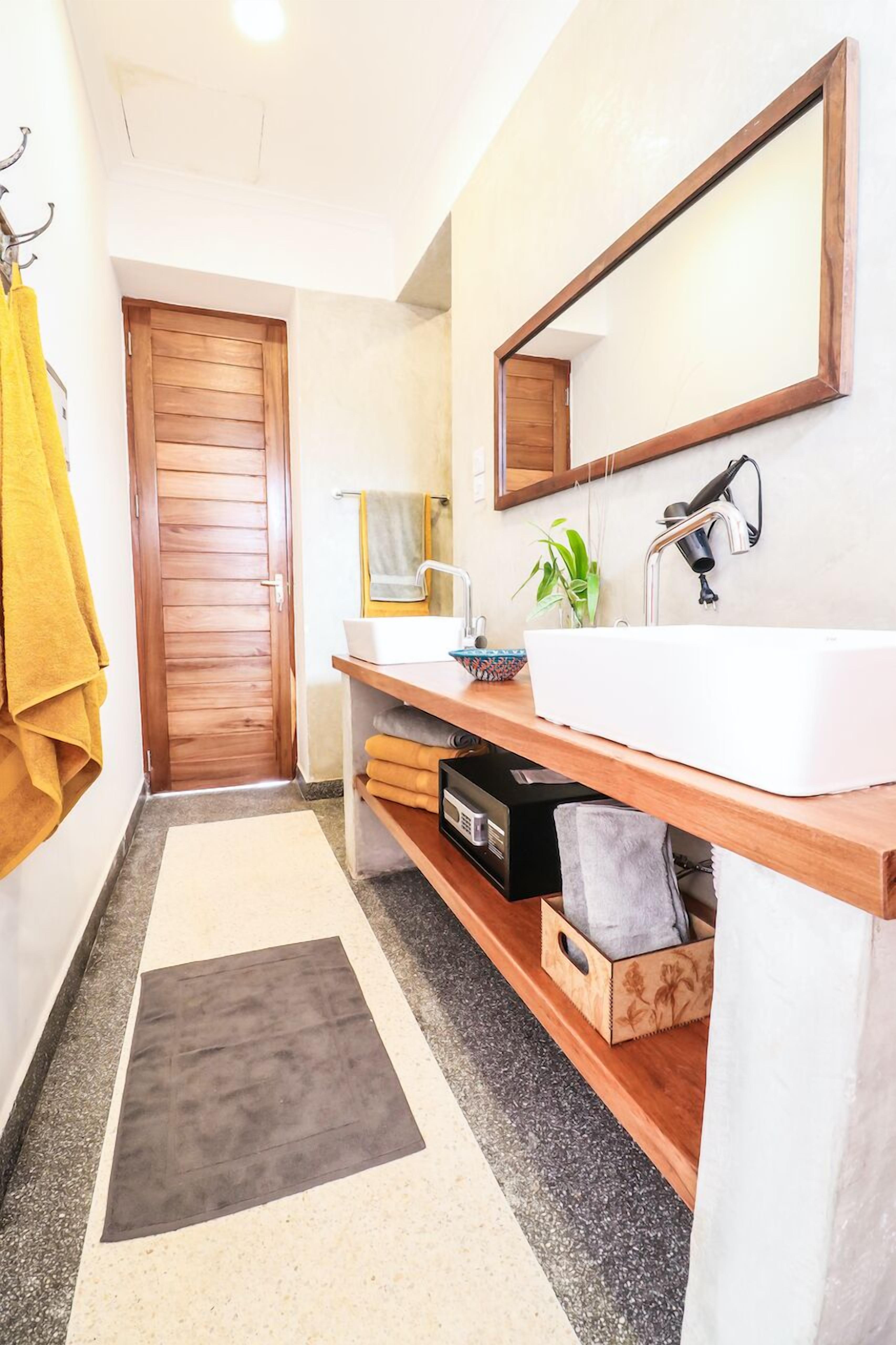 Bibi Juu Villa | Banheiro | Chuveiro, secador de cabelo, roupões de banho, toalhas de banho