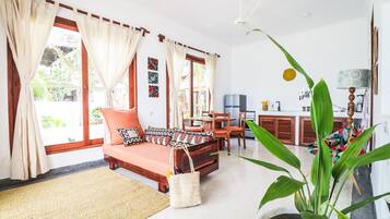 Bibi Chini Villa | Zona de estar | Smart TV de 48 pulgadas con canales digitales, Netflix