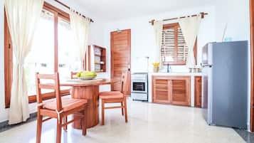 Bibi Juu Villa | Privat køkken | Køleskab, ovn, kaffe-/temaskine, elkedel