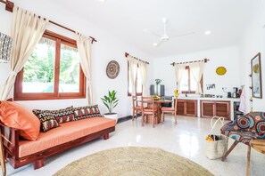 Babu Villa | บริเวณนั่งเล่น | สมาร์ททีวี 48 นิ้ว พร้อมช่องดิจิตอล, Netflix, บริการสตรีมมิ่ง