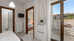 1 soverom, safe på rommet, strykejern/-brett og reiseseng for barn
