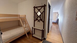 A small, narrow room with a bunk bed, a wooden ladder, and a small table. - Studio at the foot of the slopes with balcony and pets allowed (Les Deux Alpes)