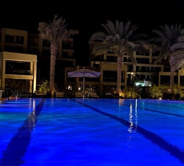 Una piscina al aire libre