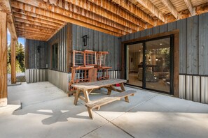 Outdoor dining - Big Sky Ski Retreat (Big Sky)