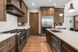 Kühlschrank, Mikrowelle, Ofen, Geschirrspüler