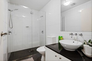 Douche, sèche-cheveux, serviettes fournies