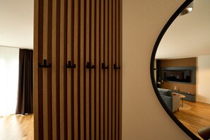 55-inch Smart TV with cable channels, pay films, heated floors - Airport Apartments Zürich (Opfikon)