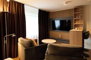 Appartement Affaires, cuisine | Coin séjour | TV connectée de 55 pouces avec chaînes par câble, films à la carte