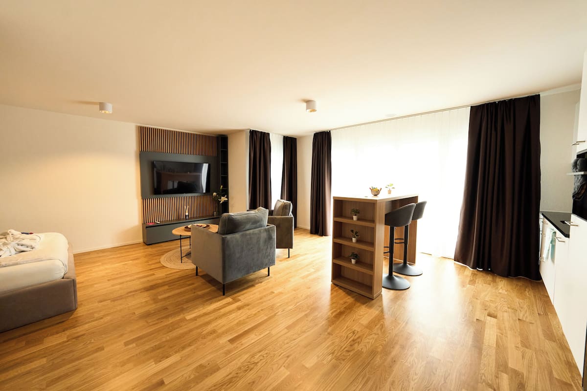 Een 55-inch smart-tv met kabelzenders, betaalfilms en vloerwarming