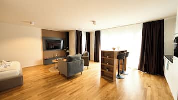 Een 55-inch smart-tv met kabelzenders, betaalfilms en vloerverwarming