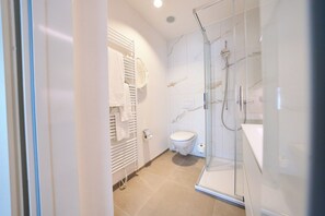 Shower, hydromassage showerhead, designer toiletries, hair dryer - Airport Apartments Zürich (Opfikon)