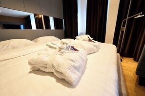 Business Apartment, Kitchen | Egyptian cotton sheets, premium bedding, down duvets, memory-foam beds - Airport Apartments Zürich (Opfikon)