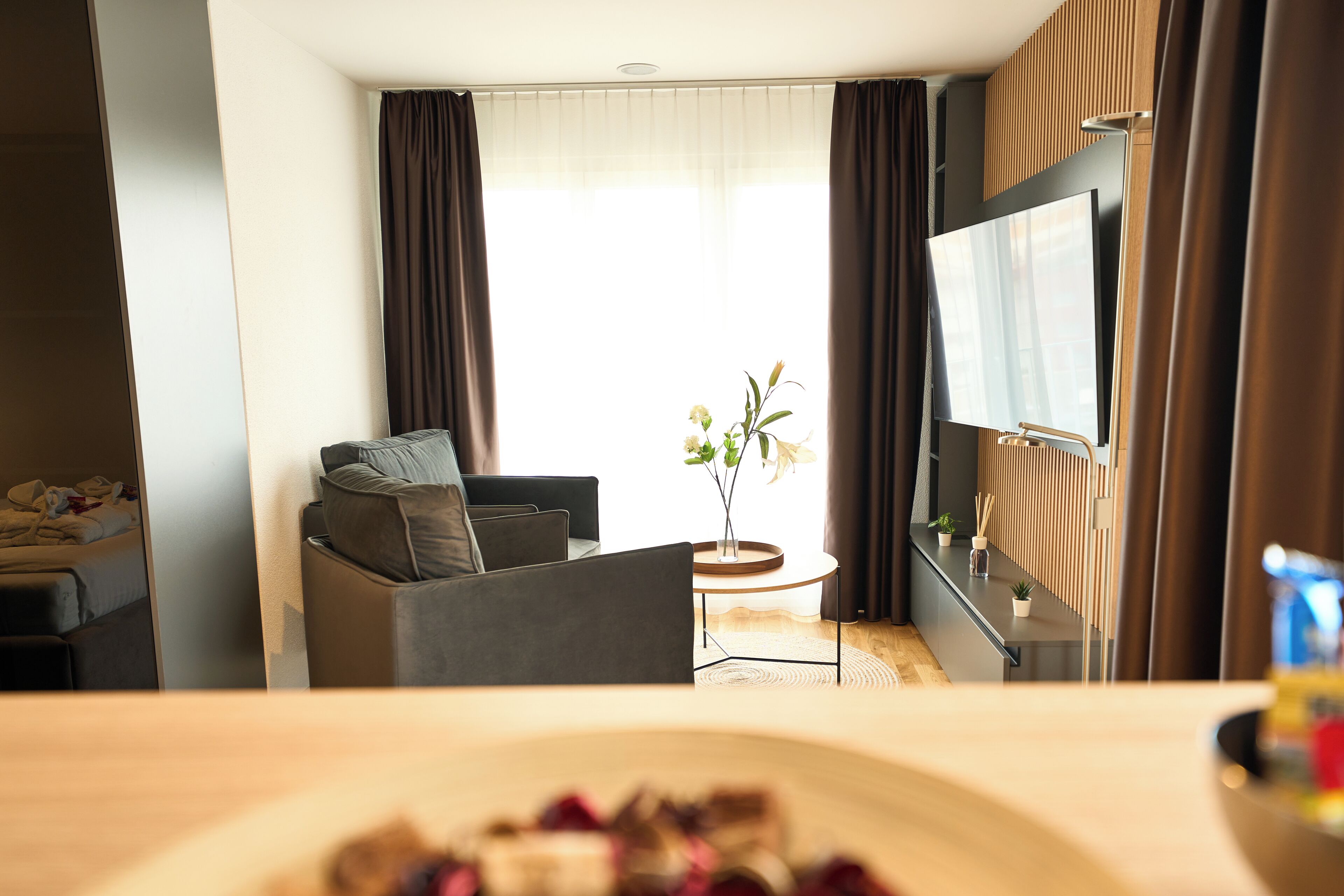 55-tommers smart-tv med kabelkanaler, betalingsfilm, gulvvarme